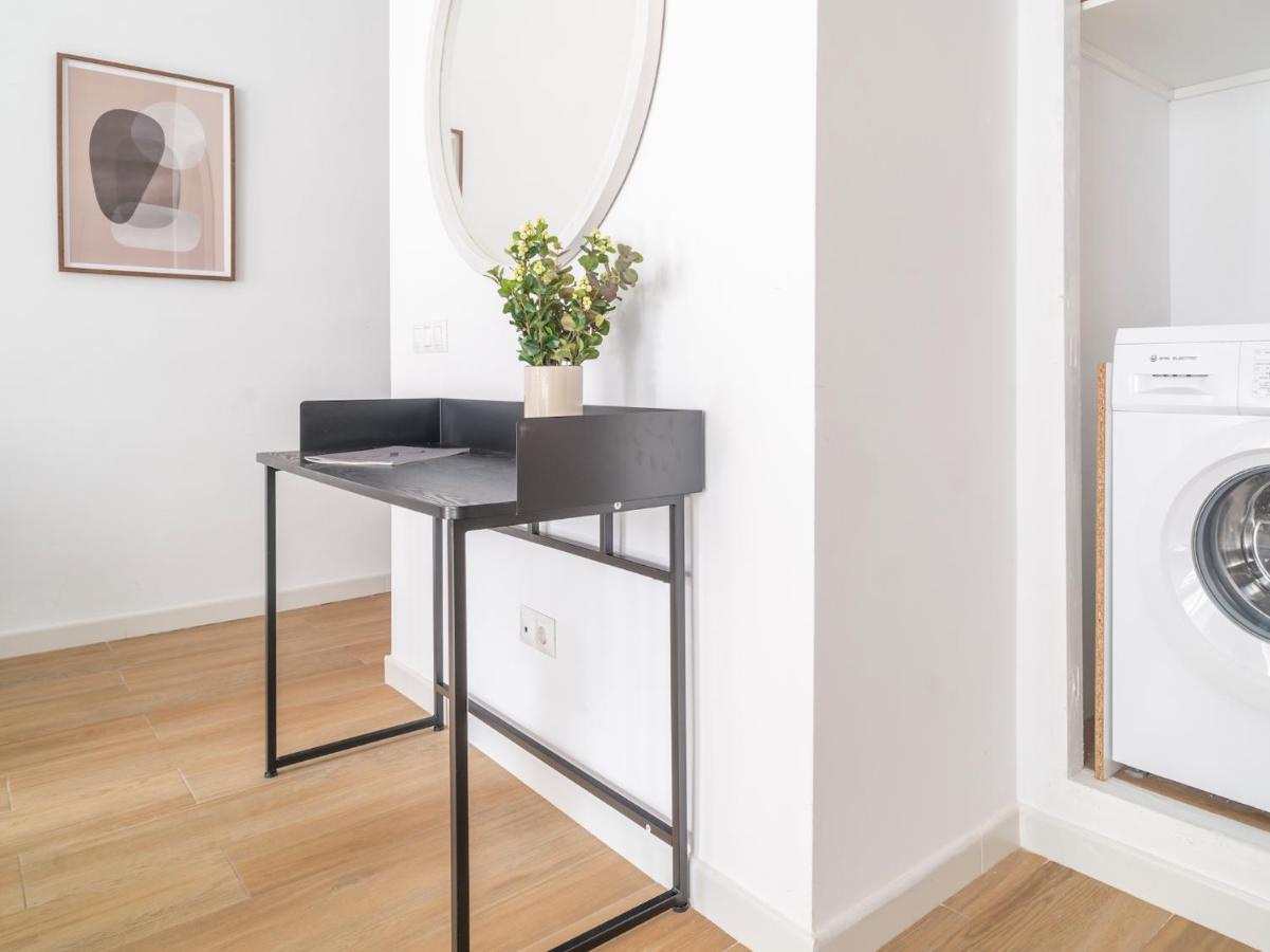 Sanders Lavender - Delightful Two-Bedroom Apartment Downtown Malaga Ngoại thất bức ảnh
